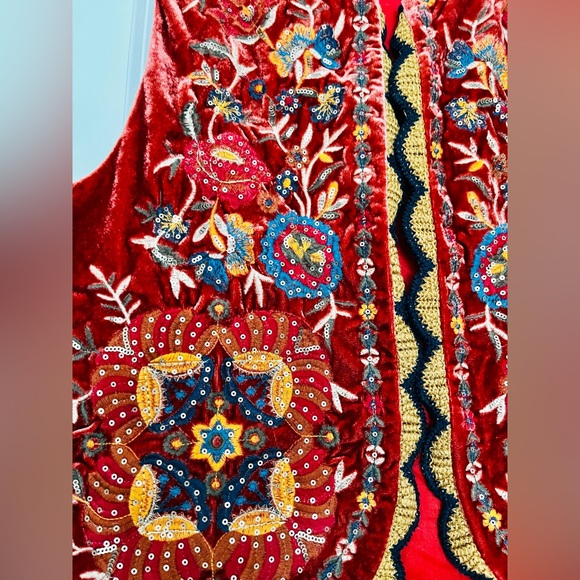 SOLD Velvety boho embroidered vest - Picture 2 of 3